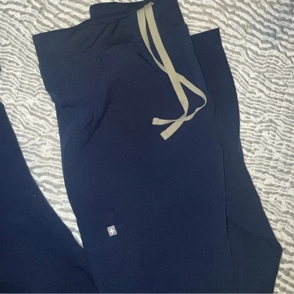 New FIGS men’s Axim Scrubs Pants Drawstring 7 pockets cargo Large Navy Blue - Picture 9 of 14